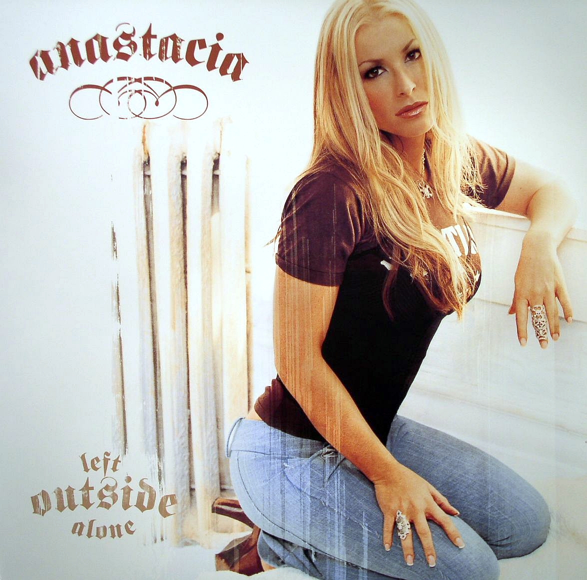 anastacia-left_outside_alone_s_2.jpg